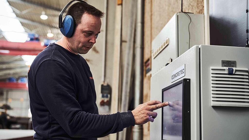 customer working with concretec system