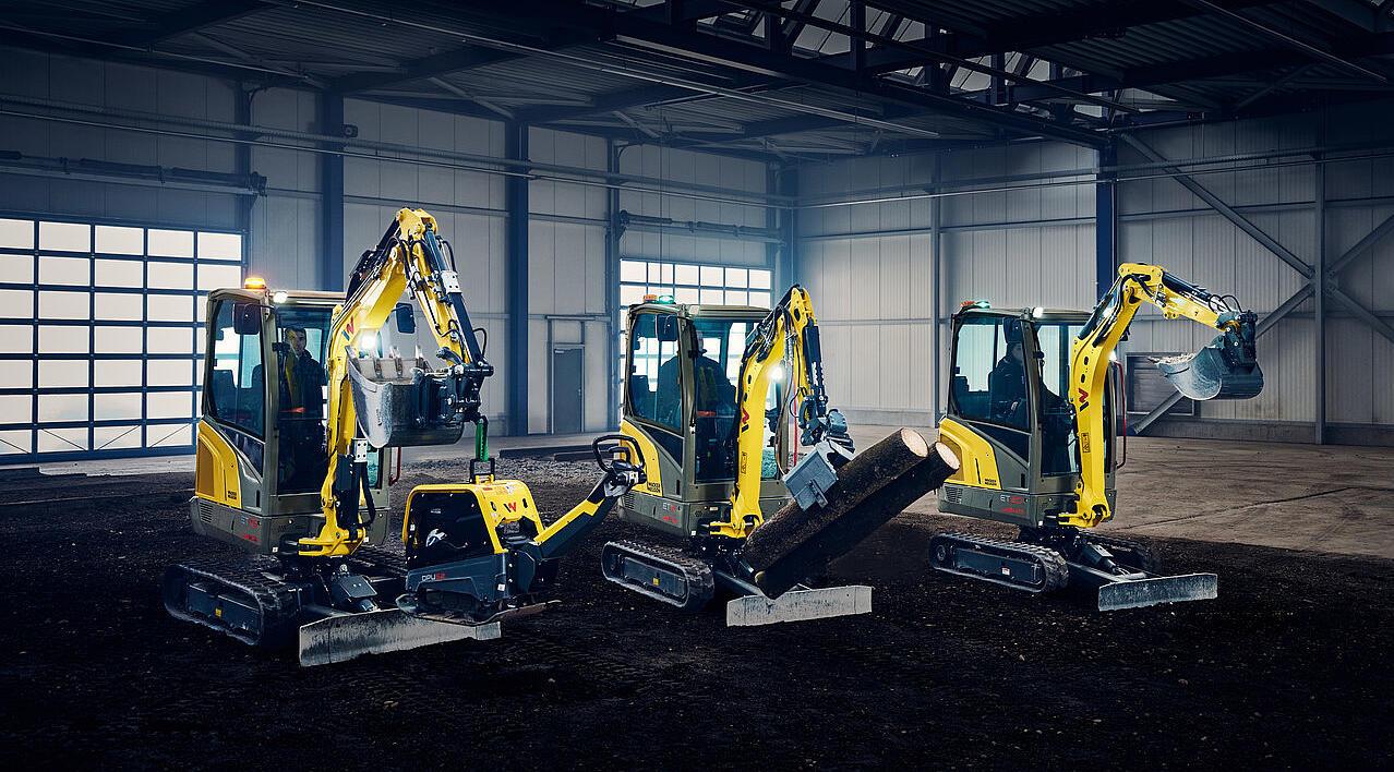 mini kotrógépek egymás mellett az ipari csarnokban