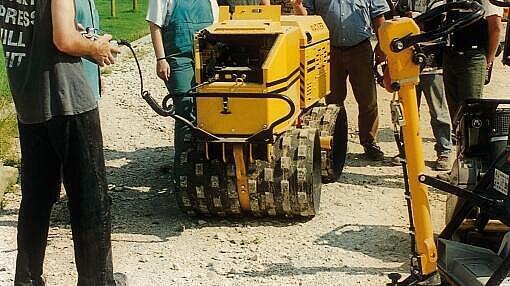 Az első RT820 törzscsuklós univerzális törzshenger használat közben.