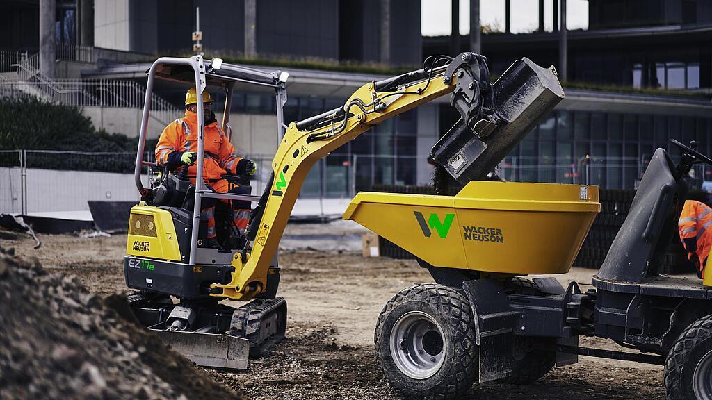 A Wacker Neuson EZ17e zero emission mini kotrógép használat közben egy építkezésen.