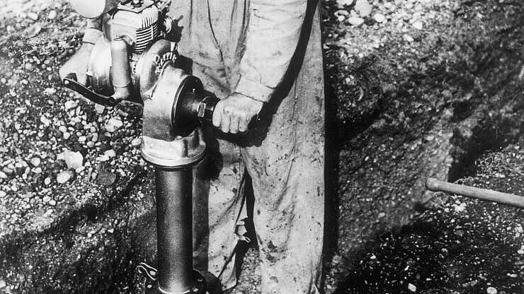 Történelmi döngölő belső égésű motorral használatban.