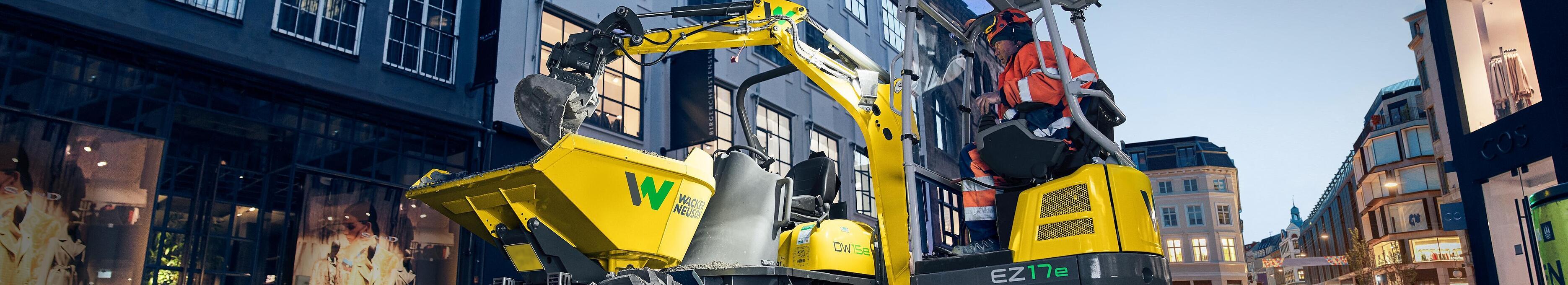 Wacker Neuson EZ17e Zero Tail kotrógép a városban használat közben.