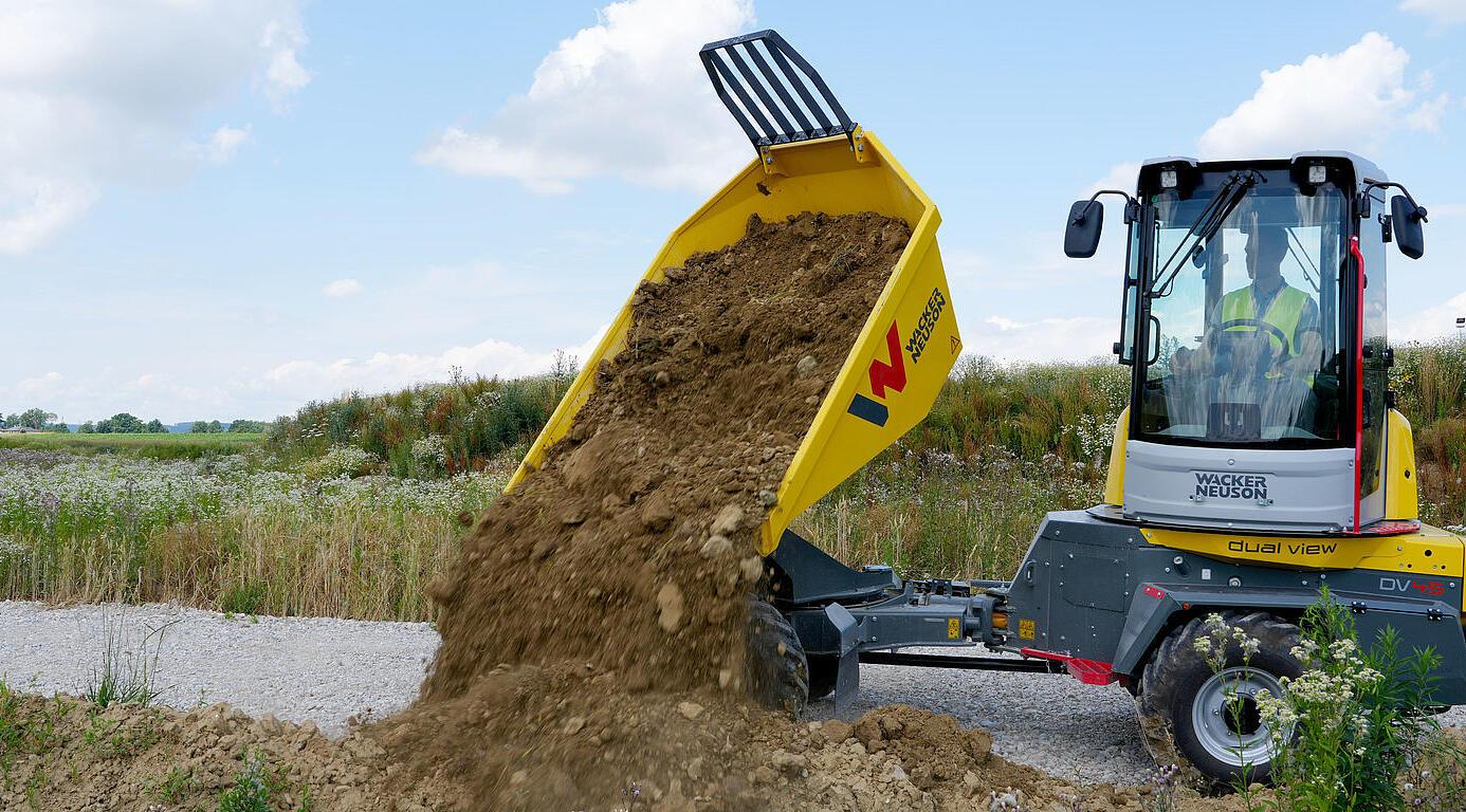forgóüléses billenőplatós teherautó egy építkezésen