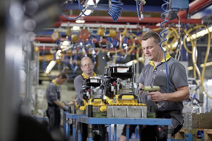 Talajtömörítésre szolgáló vibrációs lemez gyártása a Wacker Neuson reichertshofeni telephelyén. 