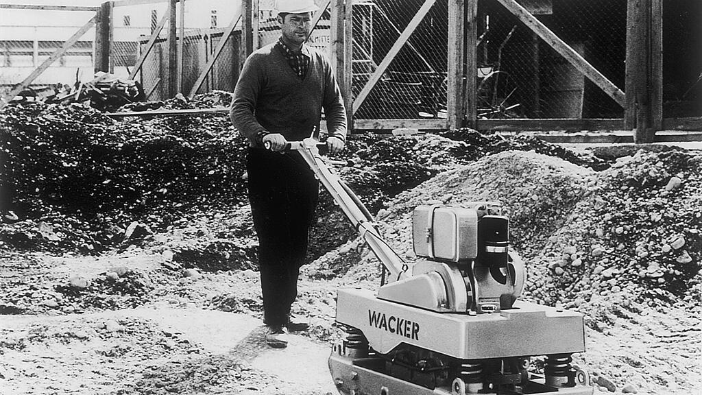 Az első irányváltós DVU lapvibrátor használat közben.