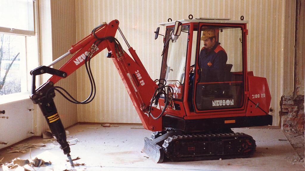 Az első Neuson hidraulikus mini kotrógép használat közben.